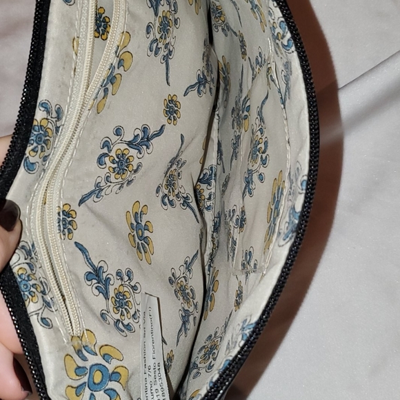 Black wristlet with gold accessories - Picture 3 of 3